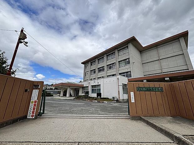 奈良市立富雄南中学校（約2,100m）