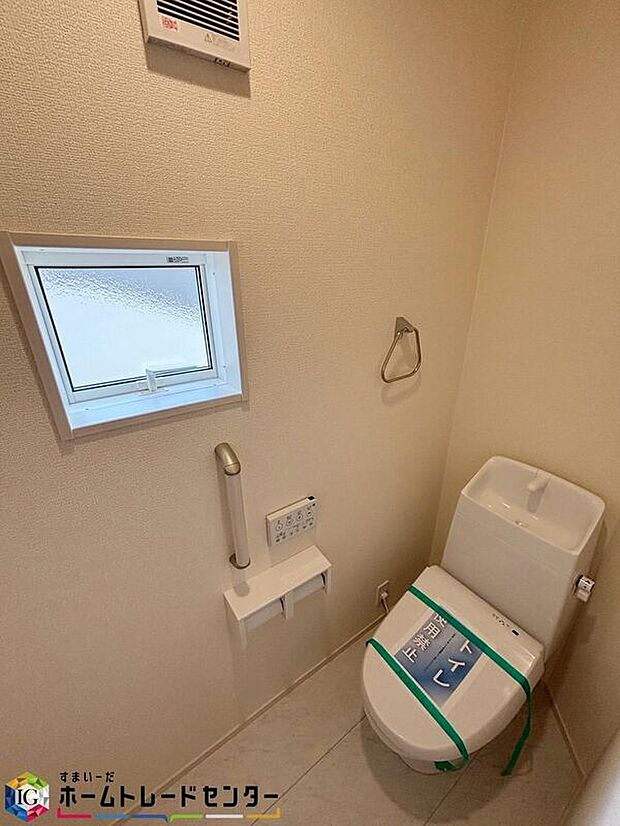 【トイレ】1、2階共に窓付きのトイレスペース。明るく、快適空間となっております。毎日使う場所だからこその配慮です。