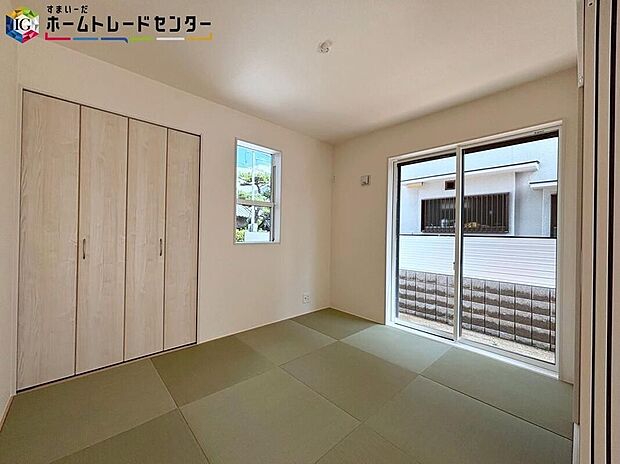【リビング以外の居室】2WAYに使える和室。戸を開ければリビングと一体に。閉じれば独立した和室に。お客様の宿泊にも対応できる頼もしい空間です。