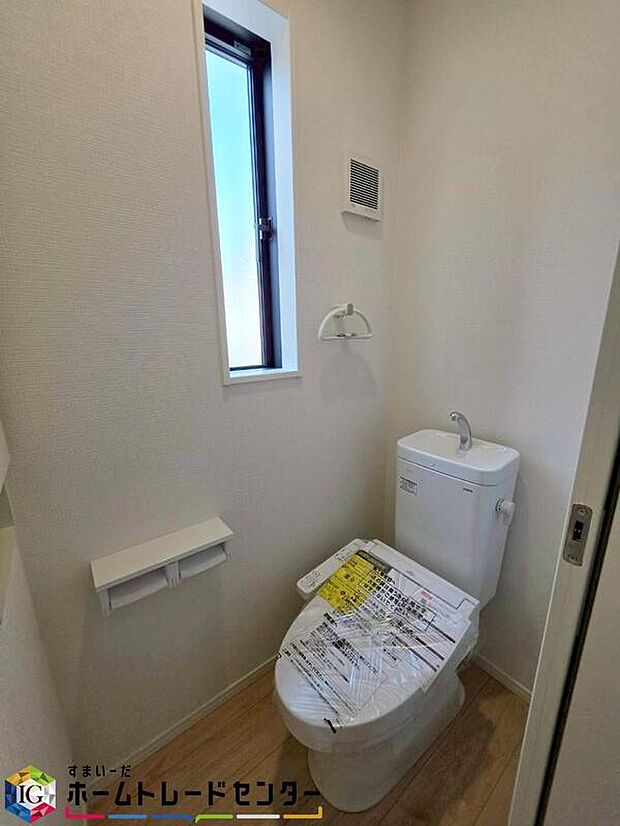 【【トイレ】】1、2階共にトイレスペース！採光もあり明るく、快適空間となっております♪毎日使う場所だからこその配慮です！