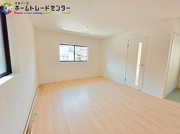 【【リビング】】陽光あふれる明るい空間です。居心地良く、ご家族皆がゆったり寛げる憩いの空間となりそうです。ご家族の会話も弾み、遅くまでおしゃべりが続いてしまいそう♪