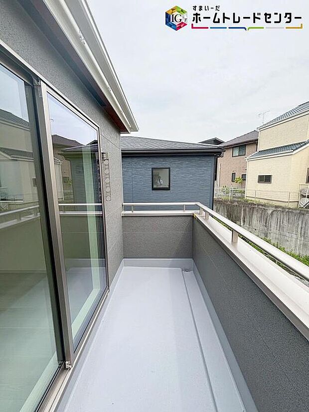 【【バルコニー】】2部屋から行き来できる広々としたバルコニー♪お天気が晴れの日にはたっぷりの洗濯物やお布団を干せます!たくさん干してもこれなら、洗濯物も早く乾きそうです♪