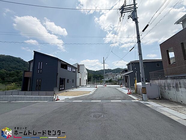 【【前面道路含む現地写真】※１号棟側】隣家との距離も、前面道路の幅員も充分にございますので、プライベートにも配慮されたお住まいとなっております♪ゆとりの広さは魅力的です♪