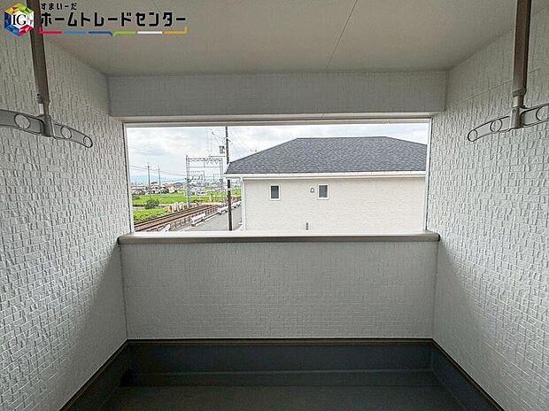 【【インナーバルコニー】】洗濯物を干すだけのスペースではありません!広々としたバルコニーならシーツなど大きな洗濯物もらくらく干せます。