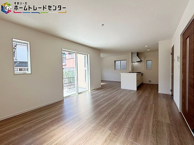 【リビング】【リビング】
大きな窓のあるリビングは、陽光あふれる明るい空間です。居心地良く、ご家族皆がゆったり寛げる憩いの空間となりそうです♪