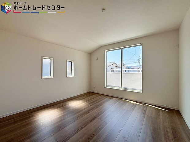 【主寝室】【主寝室】
開放的なバルコニー直結のお部屋♪南向きのお部屋なのでお日様の光をたっぷり取り込んで目覚めのいい朝を迎えられること間違いなし♪