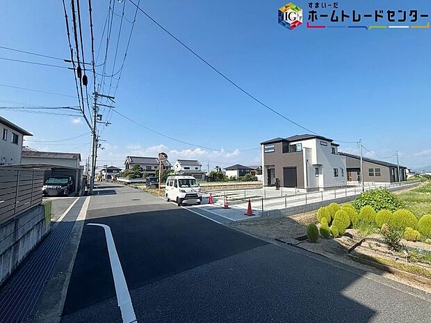 【【前面道路含む現地外観】】一戸建ての大きなメリットは、「自分の土地」を自由に使えること。好きなペットとの暮らし、ガーデニングやDIY、車やバイクの手入れなど様々な趣味を楽しめます♪