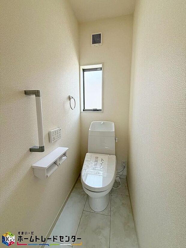 【トイレ】1、2階共に窓付きのトイレスペース。採光もあり明るく、快適空間となっております。毎日使う場所だからこその配慮です。