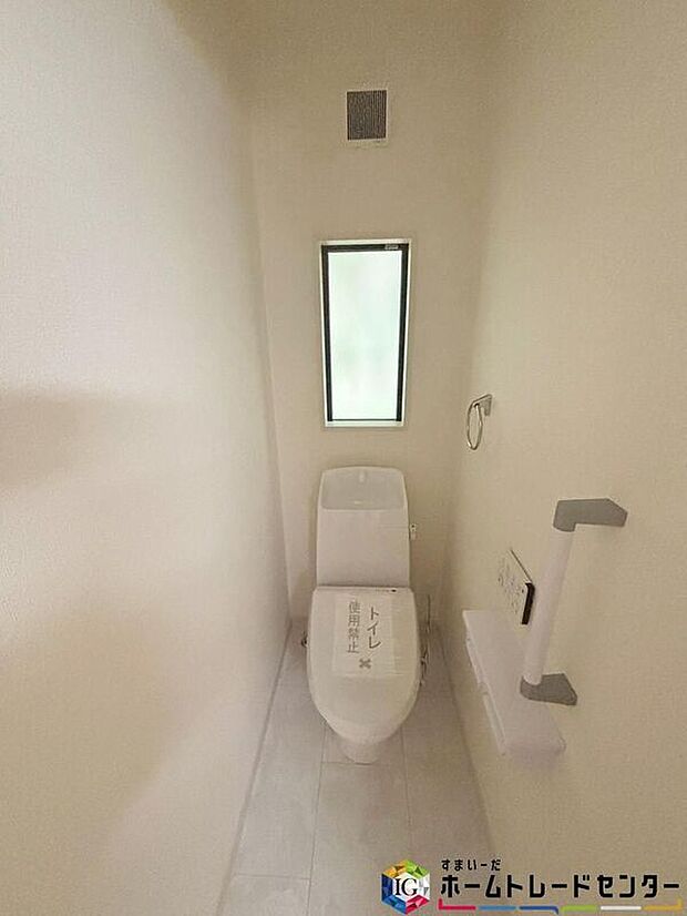 【トイレ】1、2階共に窓付きのトイレスペース。採光もあり明るく、快適空間となっております。毎日使う場所だからこその配慮です。