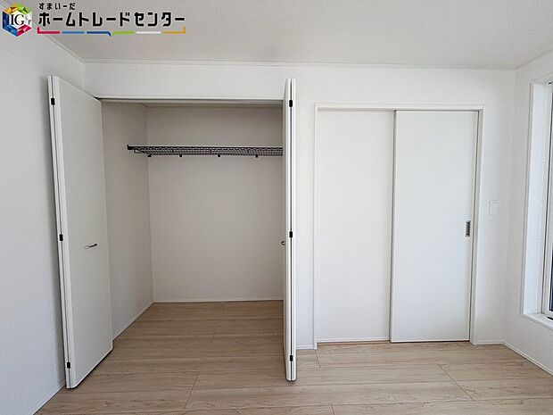 【収納】衣類だけでなく、鞄などの小物からスーツケースやレジャー用品などの大きな物までたっぷり収納出来ます。