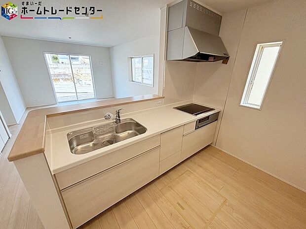 【キッチン】使い勝手の良い作業台の大きなキッチン。人気の対面式を採用しております。お子様もお手伝いに参加しやすいですね。ご家族の様子を見ながら、安心して家事が出来るのも嬉しいポイント。