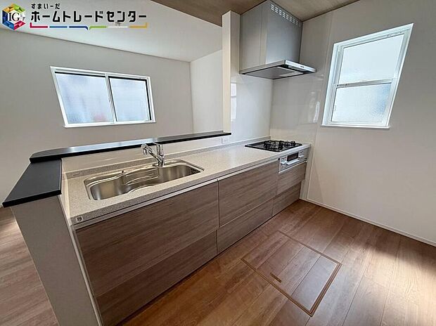 【【キッチン】】明るく爽やかなキッチンスペース。床下収納もございますので、いつでもすっきりとお使い頂けそうです。