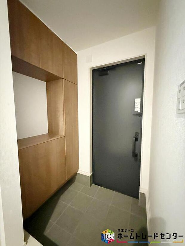 【【玄関】】コの字型の玄関収納を採用。多くの靴を収納できる上、飾り棚を利用して、お越しいただくお客様をおもてなしできます。