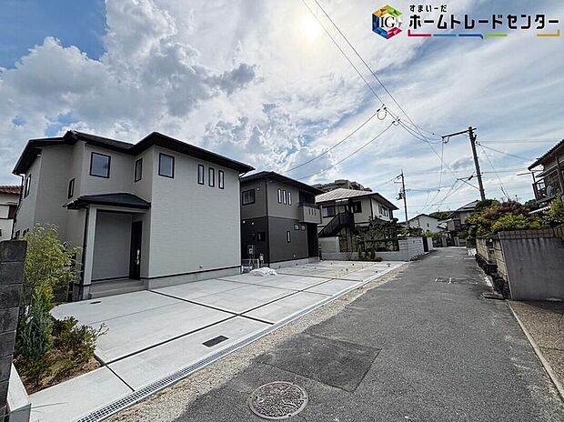 【【前面道路含む現地写真】】車の往来が少ないため、ご自分のペースで駐車できます。小さなお子様のいるご家庭も安心ですね♪スーパー・コンビニ・ドラッグストアが徒歩7分圏内に揃う、生活環境が整った立地です!