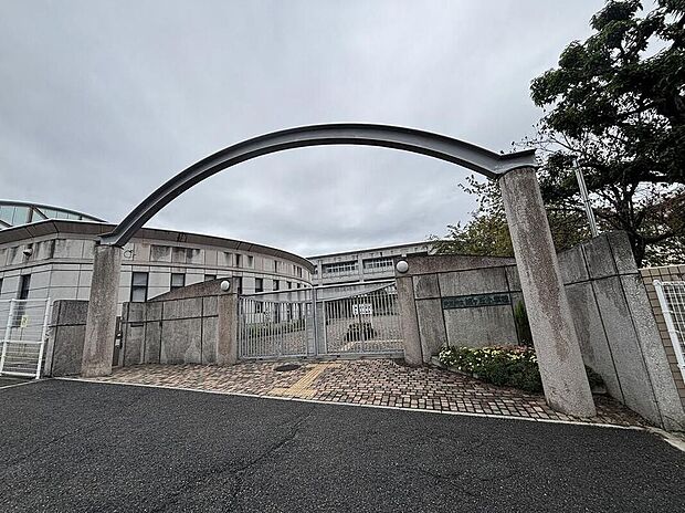 香芝市立旭ケ丘小学校（約750m）