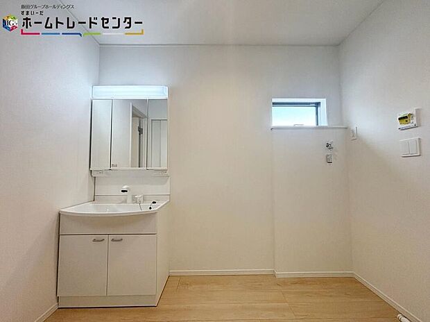 【洗面台・洗面所】女性にはうれしい3面鏡化粧台。鏡の裏が収納になっている機能的なタイプです。ちょっとした生活用品等もすっきりと片付きますね♪朝シャンも手軽に出来ます。
