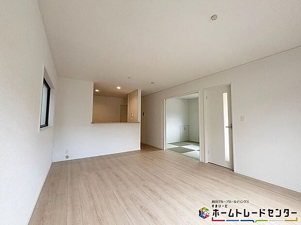 【リビング】作業台上部の収納スペースを取りのぞいたことにより、開放感のある対面キッチンを実現!夫婦そろってキッチンに立っても調理がしやすくゆとりのある広さです。家事をしながら会話も弾みますね。