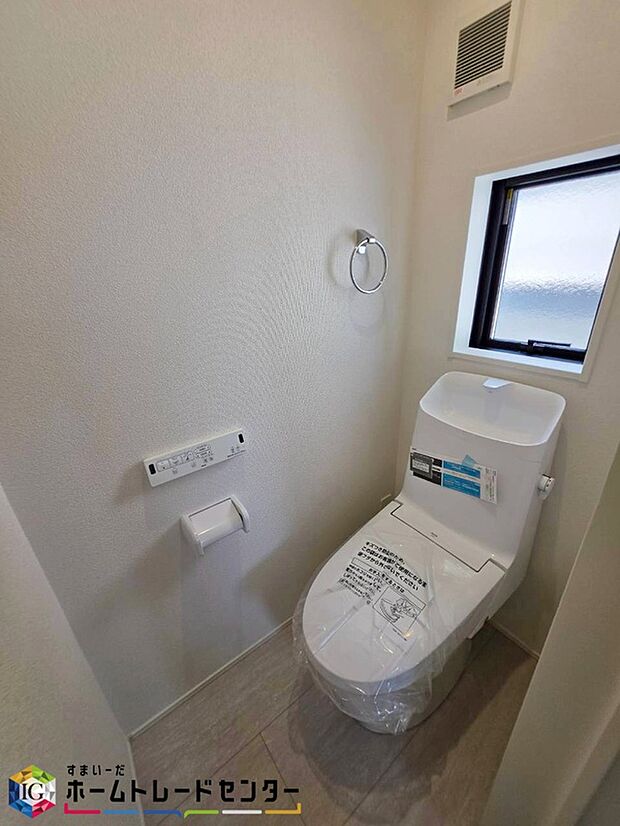 【トイレ】1、2階共に窓付きのトイレスペース♪採光もあり明るく、快適空間となっております♪毎日使う場所だからこその配慮です♪