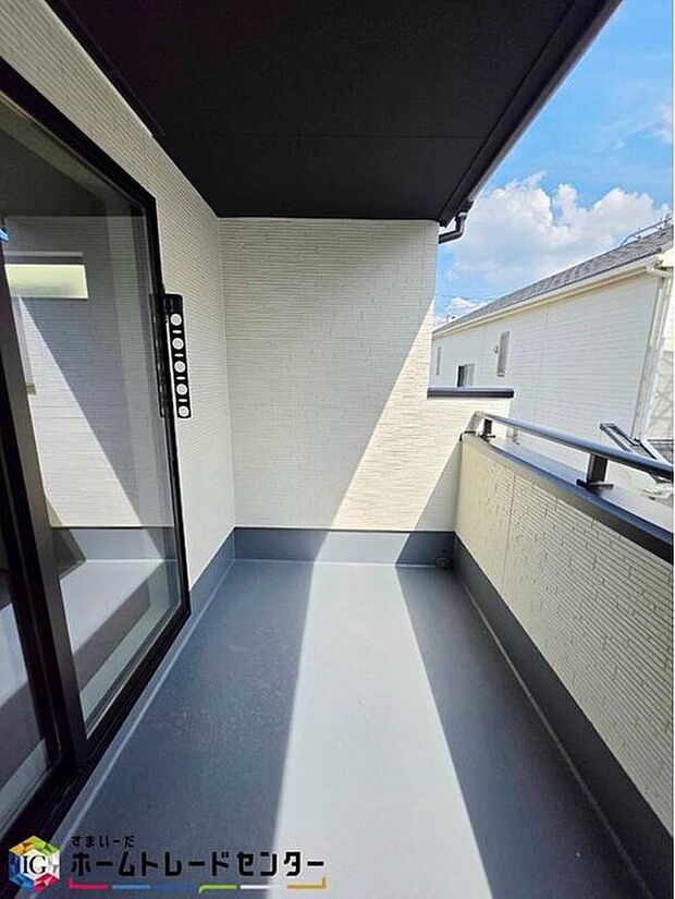 【バルコニー】南側のバルコニー♪大きく広がる青空を眺めながら日光浴など、プライバシーを守りながら豊かな時を過ごせます♪
