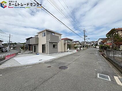 【前面道路含む現地外観】