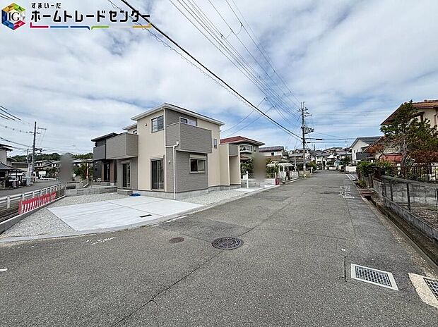 【【前面道路含む現地外観】】一戸建ての大きなメリットは、「自分の土地」を自由に使えること♪好きなペットが飼えるほか、ガーデニングやDIY、車やバイクの手入れなど様々な趣味を楽しめます♪