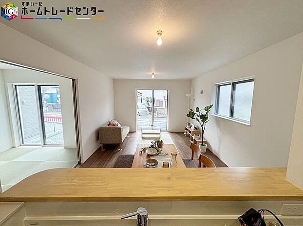 【【キッチン】】対面式キッチンからは、リビングにいるご家族の様子が一目で分かります。小さいお子様がいても安心です。