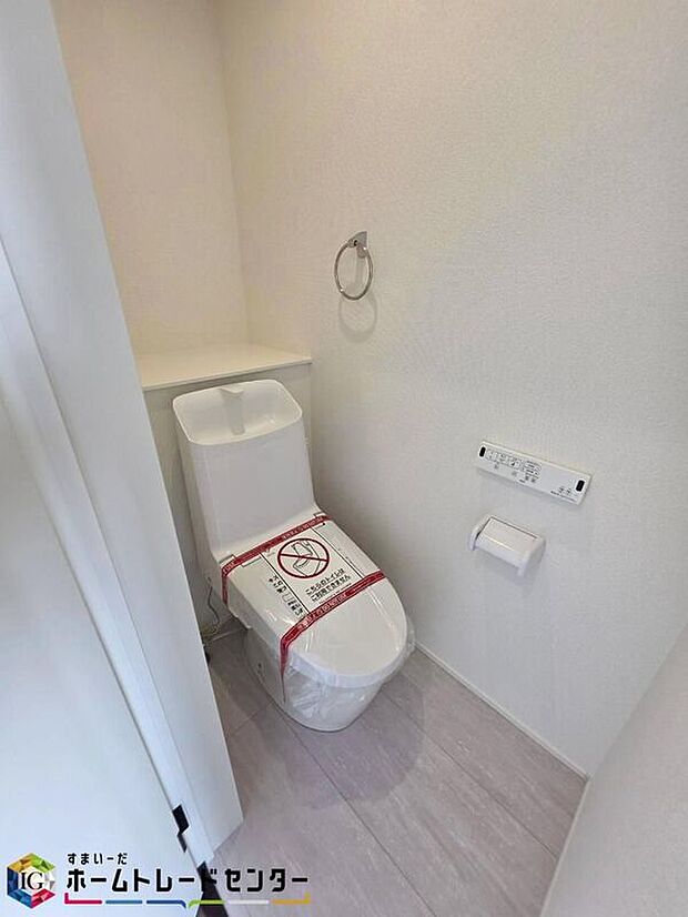 【【トイレ】】1、2階共に窓付きのトイレスペース。採光もあり明るく、快適空間となっております。毎日使う場所だからこその配慮です。