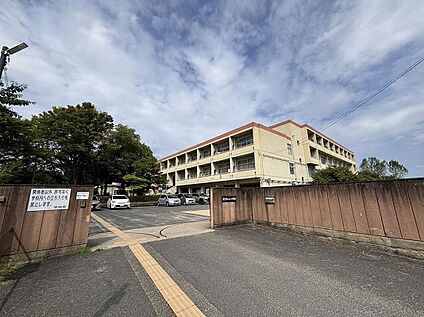奈良市立東登美ケ丘小学校 750m( 徒歩10分)