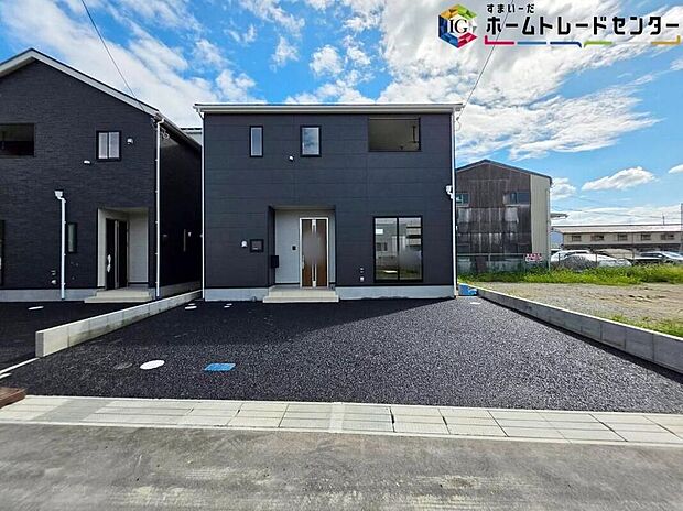 【前面道路含む現地写真】※2号棟
近鉄橿原線「筒井」駅まで徒歩14分♪
ＪＲ関西本線「大和小泉」駅まで徒歩14分♪
住人以外の車の進入も少なく、小さなお子様を持つご家庭にも安心です☆