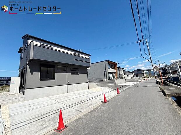 【前面道路含む現地写真※1号棟】側現地ご案内致します！周辺環境も併せてご確認頂けますので、お気軽にお問い合わせください♪