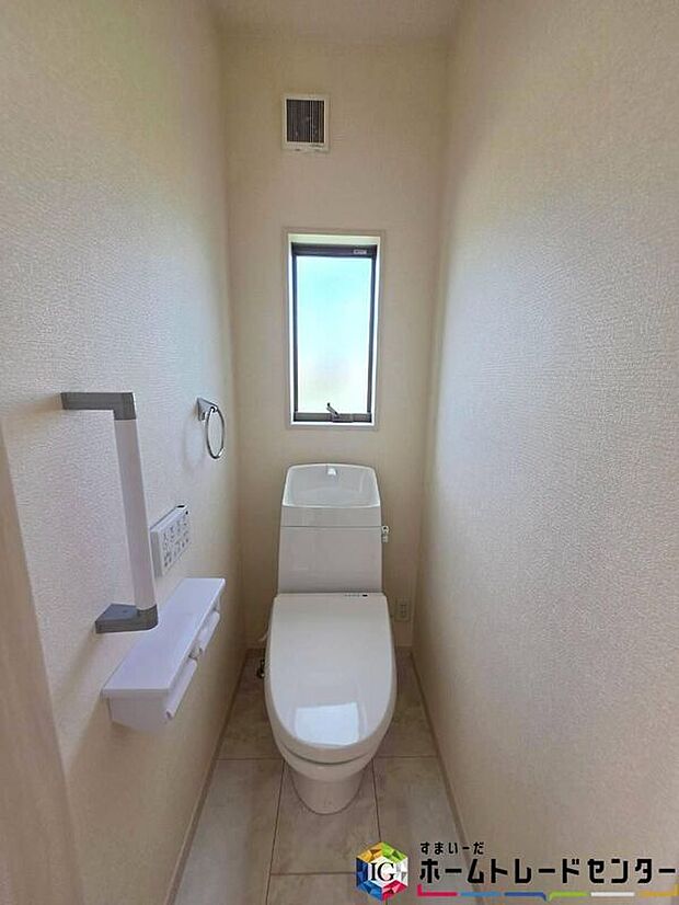 【【トイレ】】1、2階共に窓付きのトイレスペース。採光もあり明るく、快適空間となっております。毎日使う場所だからこその配慮です。