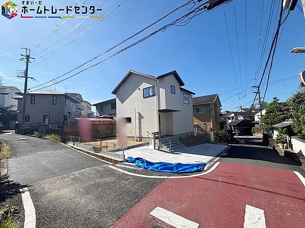 【【前面道路含む現地写真】】一戸建ての大きなメリットは、「自分の土地」を自由に使えること。好きなペットが飼えるほか、ガーデニングやDIY、車やバイクの手入れなど様々な趣味を楽しめます♪