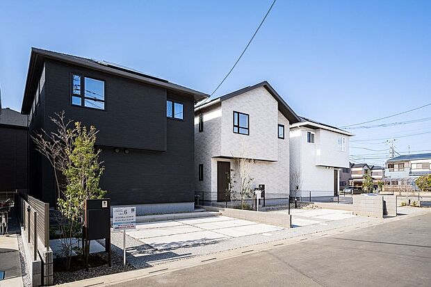 ■外観　いつまでも飽きのこない、愛着を感じる家となるよう、均整の取れたシルエットと、自然な色合いのデザインを施しています。