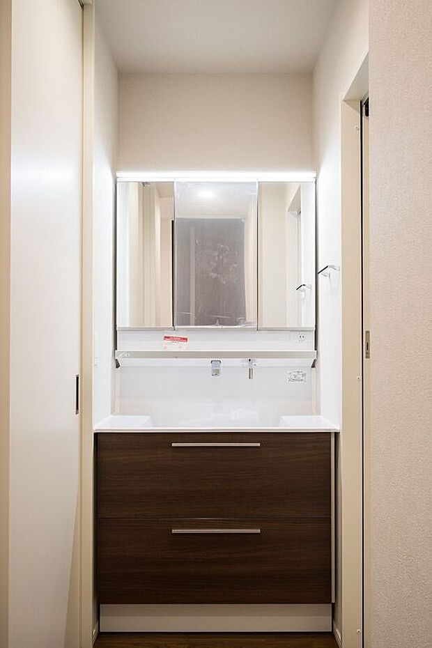 ■6号地洗面　清潔感のある洗面台です。鏡裏収納と引き出し収納があり、日用品やスキンケア用品もスッキリと収納できます。