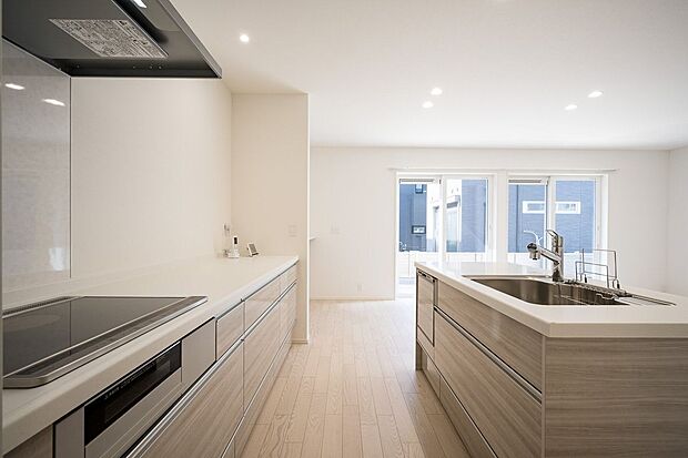 【キッチン】■4号地キッチン　キッチンには食器洗浄乾燥機を完備。スイッチひとつで乾燥まで完了するので、家事の負担が減り、ご家族との時間が増えますね。