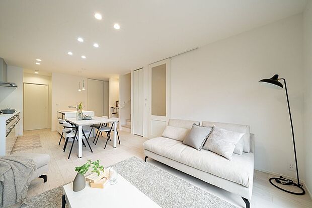 ■1号地リビング1号地のLDKは約17.8帖（キッチンクローク約1.2帖、ワークスペース約1.2帖を含む）あります。