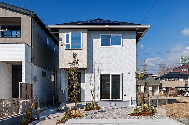 ■1号地外観　積水ハウス ノイエは標準仕様で「ZEH基準をクリア」しています。さらに、高断熱樹脂サッシとLow-E複層ガラスで、 高い断熱性と快適性を実現しました。
