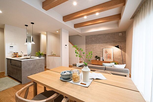 【リビング】■4号地リビング南向きの明るいリビングに、約16.8帖の広々としたLDKが広がります。家族の気配を感じやすいリビング階段を採用し、自然光と開放感に包まれた、居心地の良い空間です。