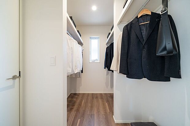 【収納】■8号地ファミリークローク2階ホールにはファミリークロークがあります。家族全員の衣類や季節用品、日用品などを一括で収納できるスペースです。整理整頓や衣替えも効率的に行えるのが魅力です。