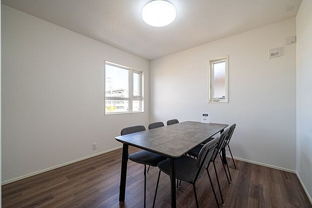 【子供部屋】■8号地洋室A約6.4帖の洋室です。扉のないクローゼットは、中身がひと目で見えるため、洋服や持ち物の管理がしやすく、取り出し・片付けもスムーズにできるのがメリットです。