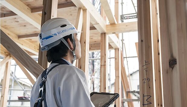 【自社施工基準書に基づいた厳格な施工と徹底した品質管理】長年にわたって木造建築に携わり、匠の技を受け継いできた 細田工務店の基本となっているのが「直営責任施工」です。細田工務店の工事監督者と、当社基準を熟知した専属施工会社による体制で、厳格かつ精度の高い施工を行っています。丁寧につくりあげる細田工務店の建物は、第三者機関による検査(確認検査機関による検査、登録住宅性能評価機関による検査)により中立的な評価を受けています。また、社内検査では工事監督者のみならず、設計工事監理者も基礎から竣工までの重要な箇所を検査し、報告書を提出いたします。