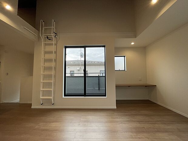 【LDK/1号棟】
陽当りの良いLDK空間。オープンキッチンで開放感があります！
窓が多く明るく開放検のあるLDK空間です。