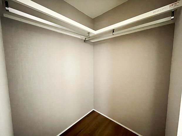 【ウォークインクローゼット】お部屋がすっきりと片付くウォークインクローゼットがあります