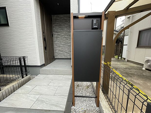 【 ～宅配ボックス付き機能ポスト～】留守時にも荷物の受け取りが可能な宅配ボックス付き
