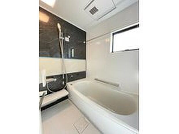 【【浴室】】・ユニットバス 1坪サイズ
窓がついて換気◎♪
※電気式 浴室乾燥機付き