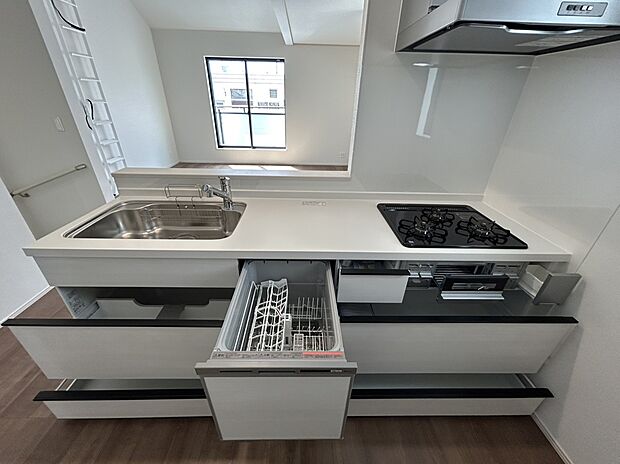 【【システムキッチン】】食器洗浄乾燥機付き。収納力のあるシステムキッチンです。