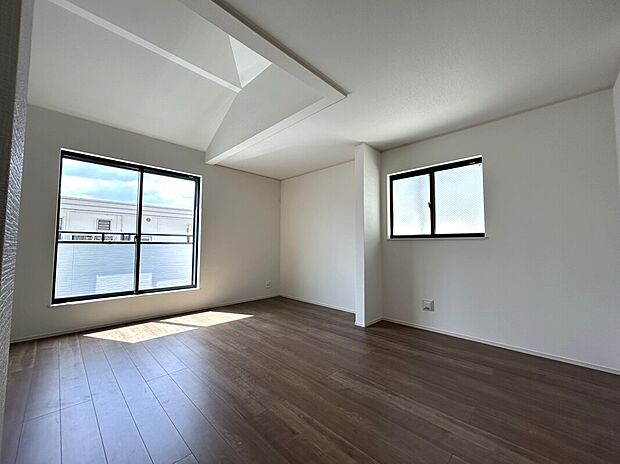 【【LDK】】リビング上部は吹き抜けなので、開放感のある空間をお楽しみください。