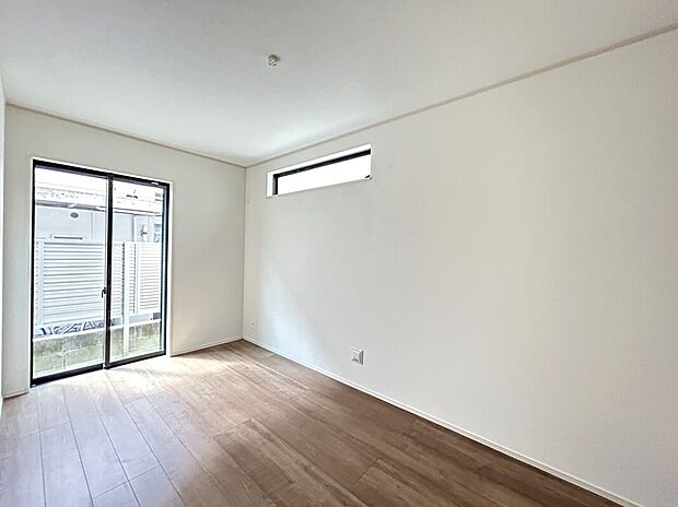 【【1階南向き洋室】】南向き洋室なので、1階でも日当たりが取れて気持ち良くお過ごしいただけます。