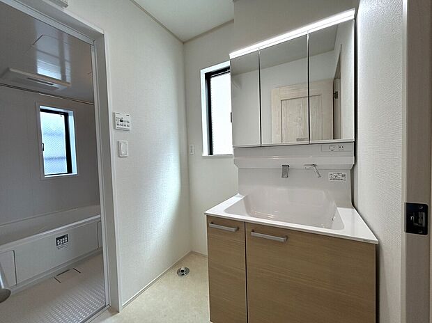 【【洗面化粧台】】窓がついて換気の取れる洗面室です。洗面化粧台も収納力があります。