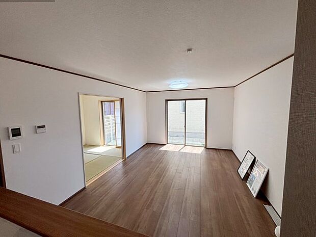 16帖のリビングです。窓も大きく明るい日が入り明るい印象です。